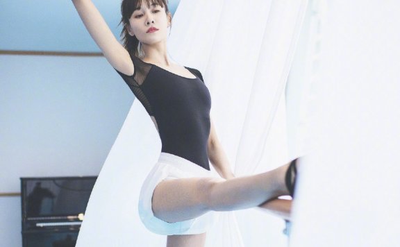 张蓝心登杂志花式pose秀美腿,腿长只服你