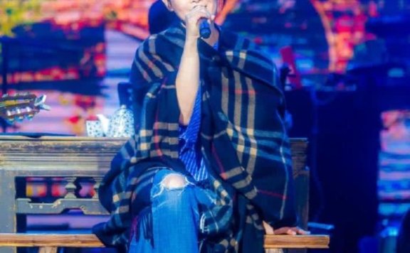 刘若英穿衬衫嘟嘴卖萌甜成少女,仿佛从来没有岁月的痕迹