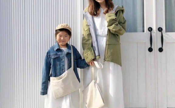 Ins“宝妈”超会穿,学她的搭配和女儿同框像姐妹,清新又舒适