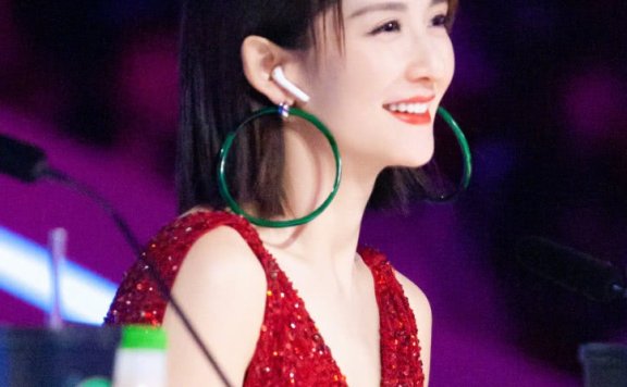 谢娜终短发配开叉裙显小20岁,手镯当耳环用太抢镜