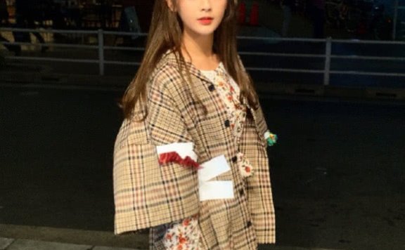 杨超越穿碎花裙夜游日本,美出新高度