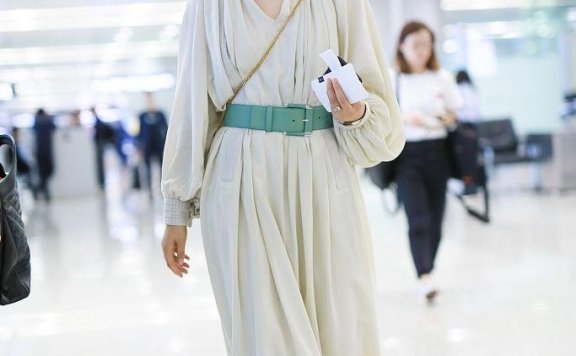 朱丹机场街拍,精致编发搭配白裙,少女气质依旧惊艳
