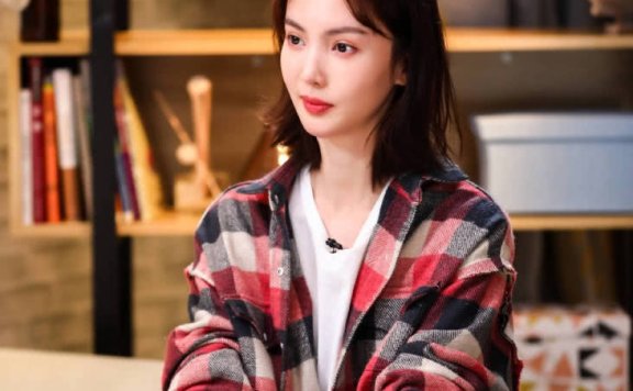 金晨换新造型，波波头短发搭配格子衬衫白T恤少女感十足