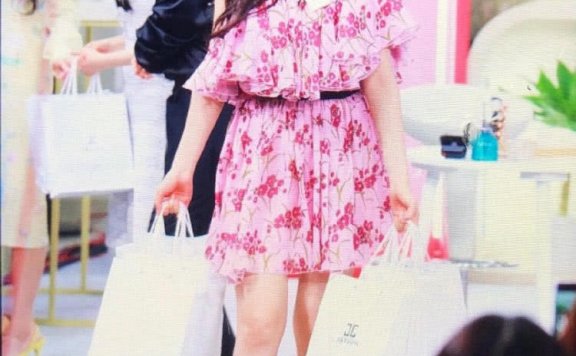 韩国女团朴秀荣夏季时尚穿搭,裙子又美又有仙气!