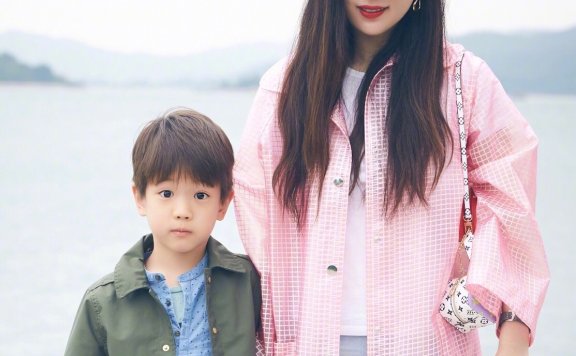 霍思燕粉嫩穿搭满满少女感，难怪杜江把她宠成公主！