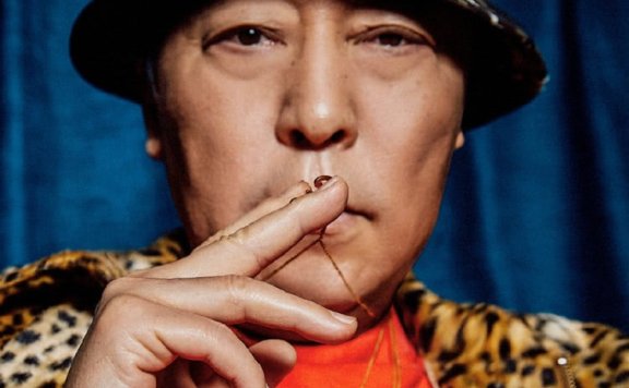 苏大强穿豹纹拍大片超大胆，老艺术家也时髦？