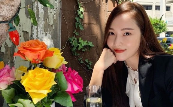 看了郑秀妍的旅行装，我才知道又美又多金的名媛是什么样