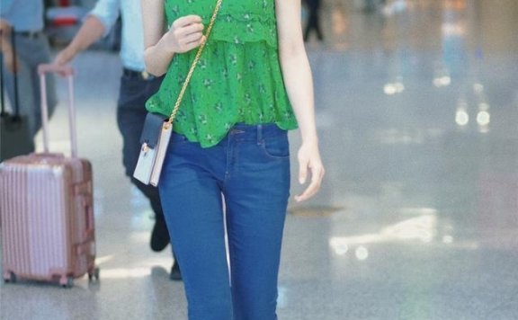 张俪吊带衫穿的太清凉,牛仔裤搭凉鞋特别的好看