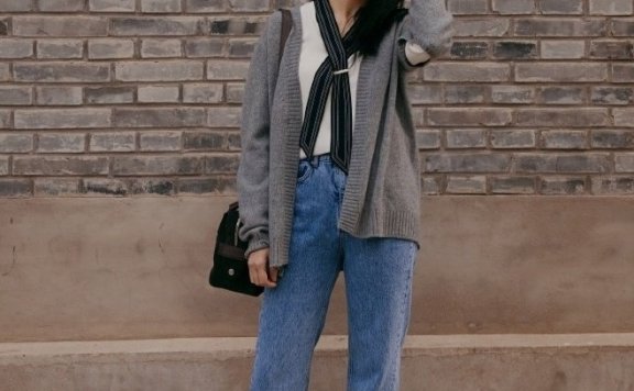 姚晨现身威尼斯,粉色包臀裙配西装优雅大气