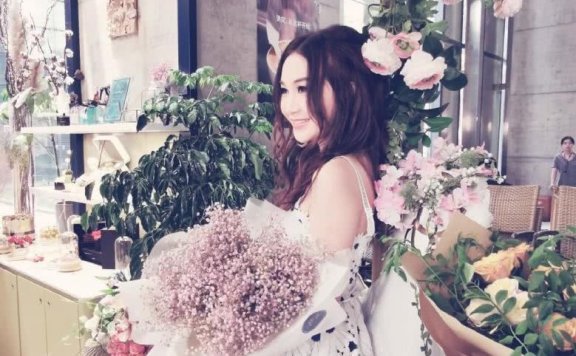 温碧霞穿菊花吊带裙撞衫31岁颖儿,竟然少女感还赢了