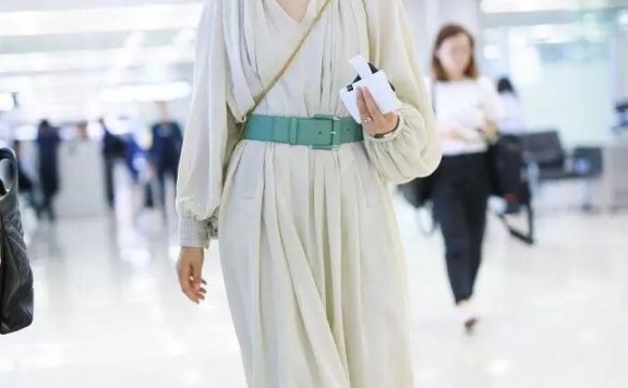 朱丹机场街拍,一袭仙女裙配编发,气质又少女