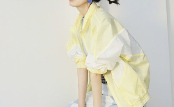 陈瑶扎低马尾发型搭配格子风衣牛仔裤,时髦又个性