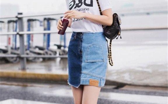 想提升穿搭高级感,穿T恤+牛仔裙可盐可甜