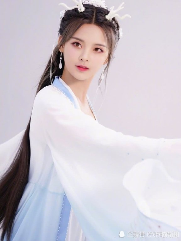 杨超越挑战小龙女造型,被赞美如仙女