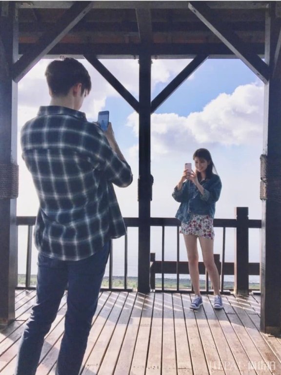 乔欣跟杨洋出门玩互动甜死人,随性搭配还挺顺眼