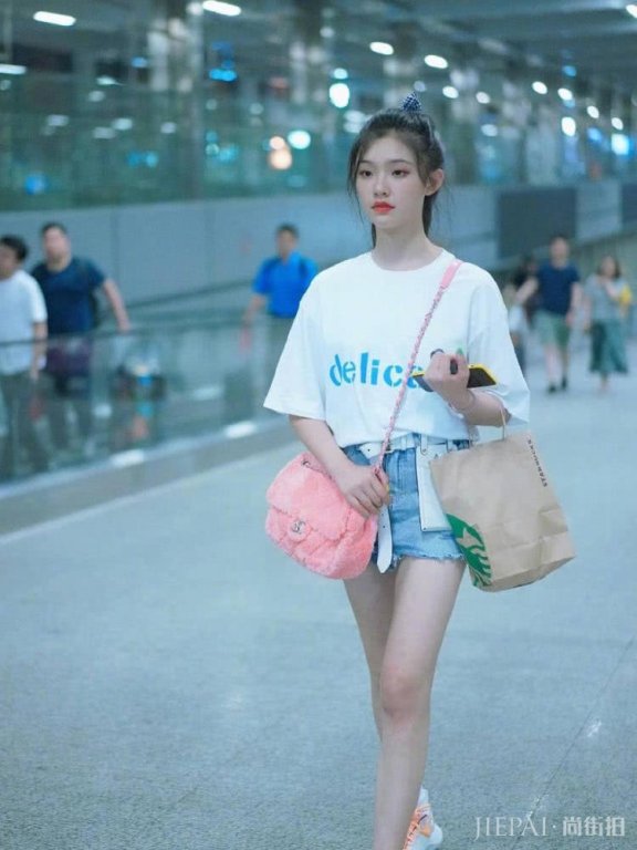 林允机场街拍,换了一个新发型,马上美出少女气质