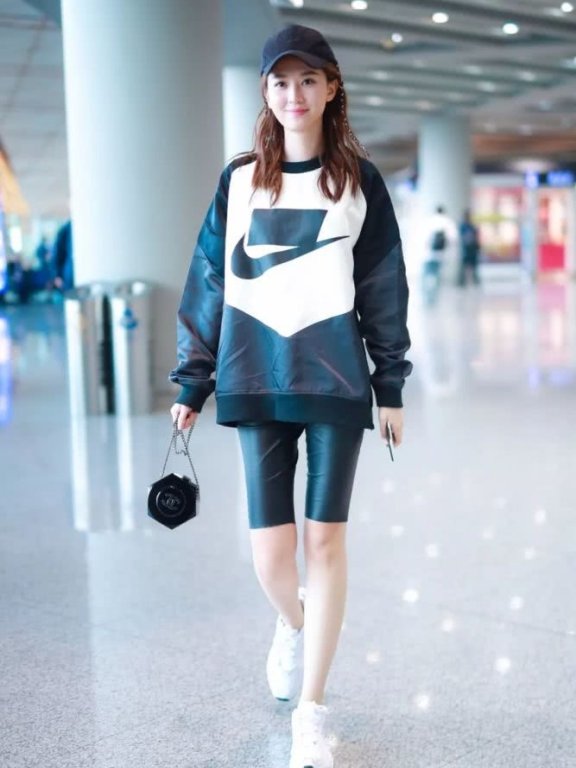 杨幂和乔欣都翻牌的这种裤子,细长腿才好穿!