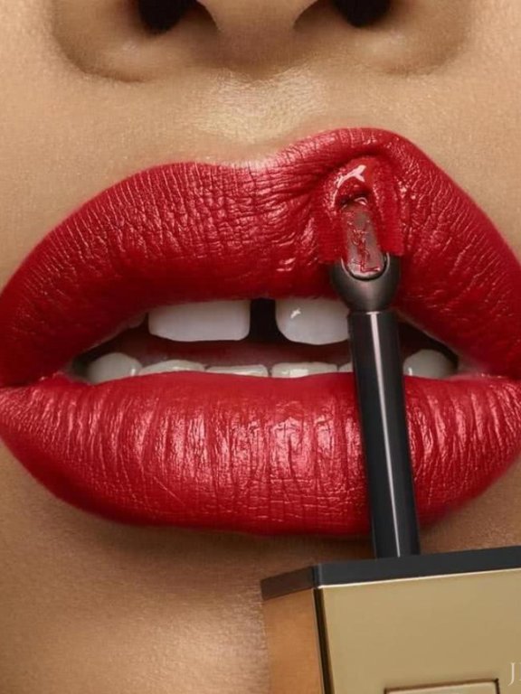 GUCCI重拾彩妆，画风诡异为博眼球？大牌为何爱用牙缝模特？