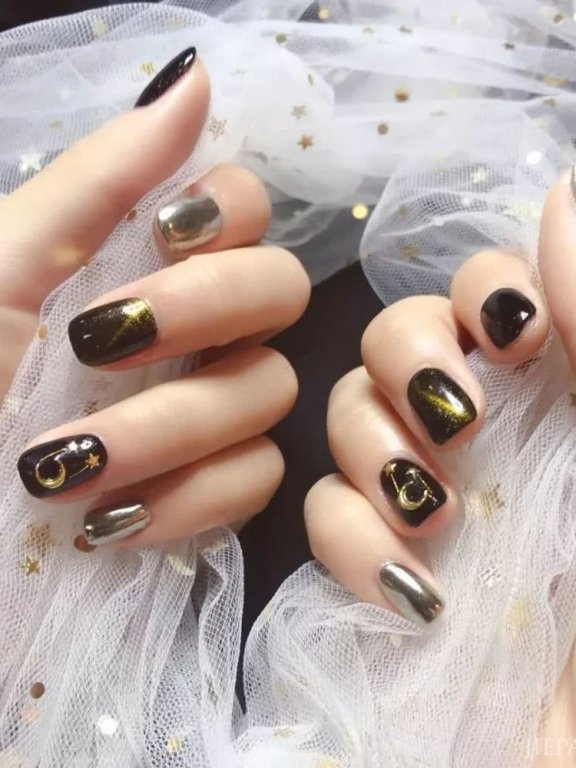 不会化猫系妆?用猫眼美甲去撩人吧