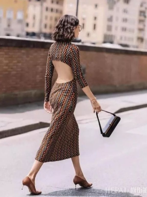 夏天怎么穿？露背让你性感拿捏的刚刚好