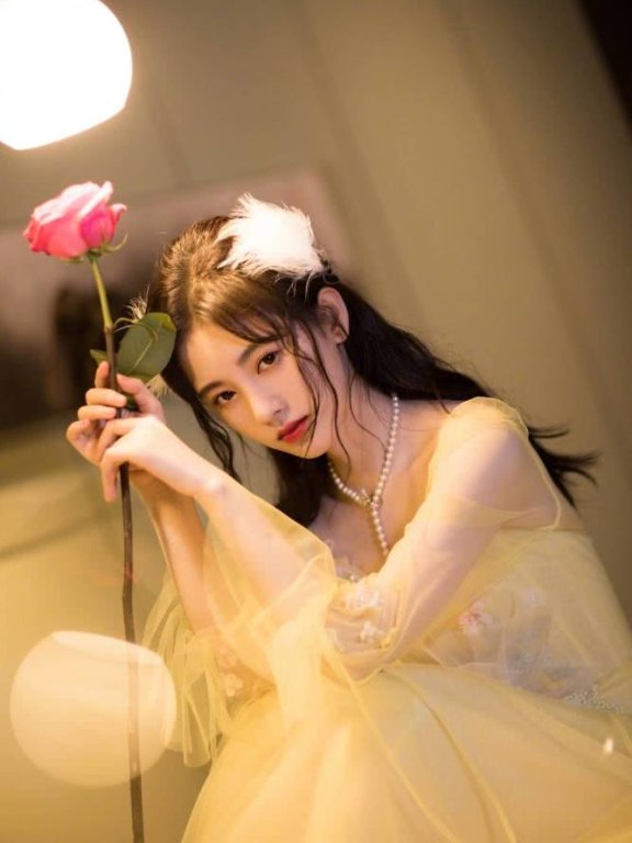 鞠婧祎黄纱裙仙气十足,不愧是4千年难遇的美女