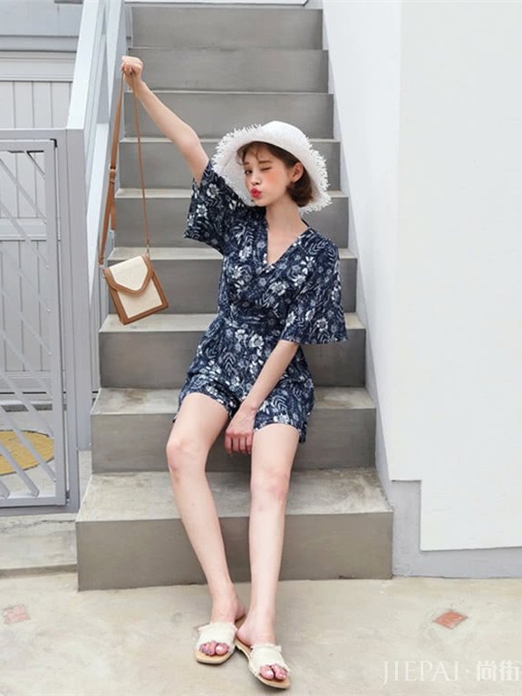 炎热夏季用花元素驱散闷热感,让你打扮的浪漫又有活力