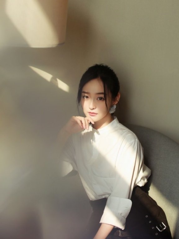 何泓姗超大耳环+个性半裙,装扮超赞