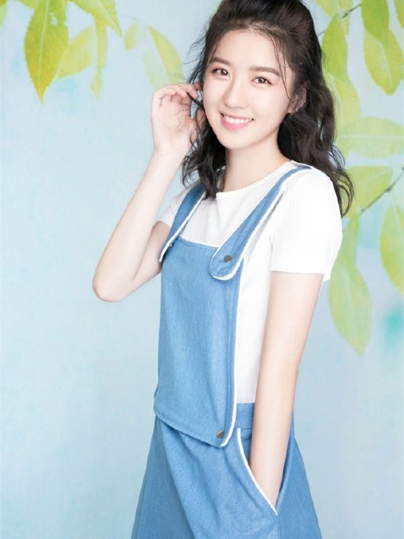 夏天穿搭太单调？用文艺清新的背带裙来展现你的青春魅力吧