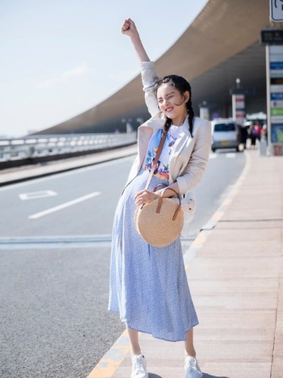 宋祖儿夕阳照看起来成熟了不少!T恤短裤少女心依旧,身材越来越好