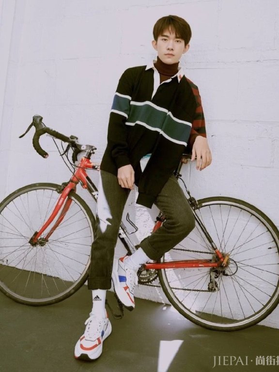 被王源推上热搜的易烊千玺,穿6分裤“锁”4分袜子拍照,很显高