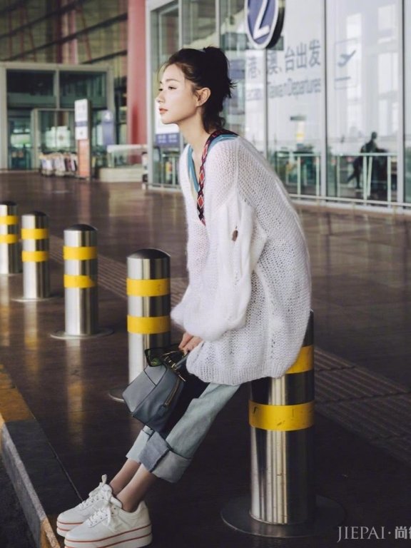 万茜穿九分裤现身,露出的脚脖子还没手粗