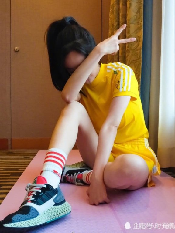 杨幂这双袜子穿上显白像加了一层滤镜