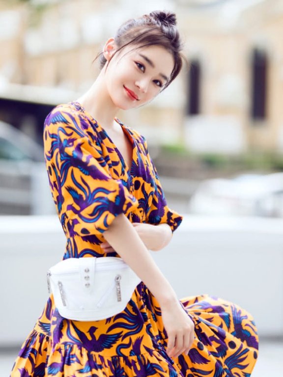 袁姗姗最新街拍，丸子头配连衣裙太减龄，尽显甜美少女风