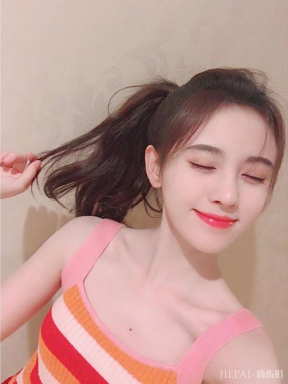 鞠婧祎晒夏日美照,斜扎马尾俏皮可爱,穿衣清甜如“水蜜桃”
