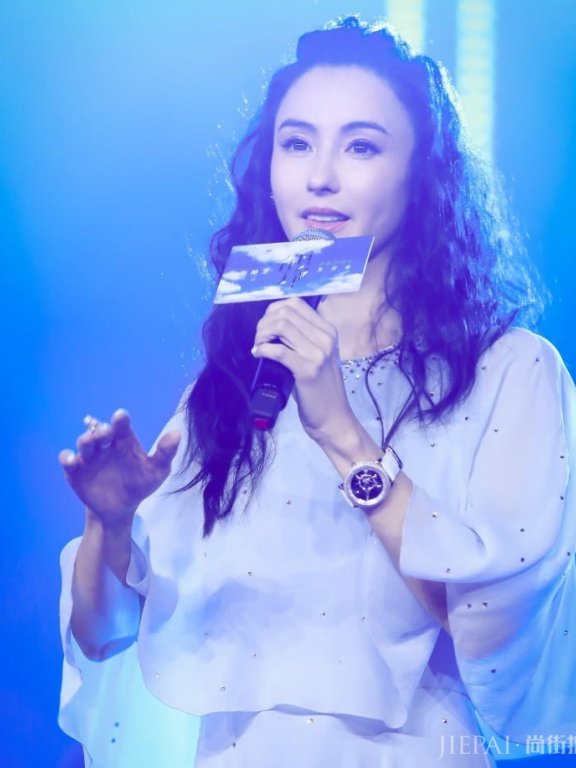 张柏芝蓝色网纱裙亮相,美回柳飘飘,依旧女神范