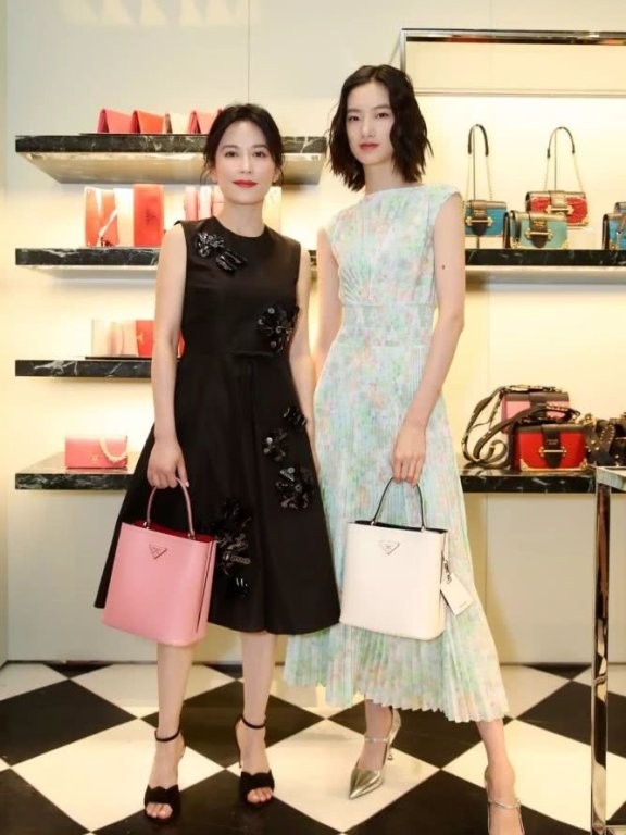躲过时光的俞飞鸿,却没躲过这两只Prada!什么包入她的眼?