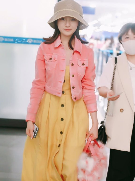 李兰迪机场穿吊带裙,少女感爆棚