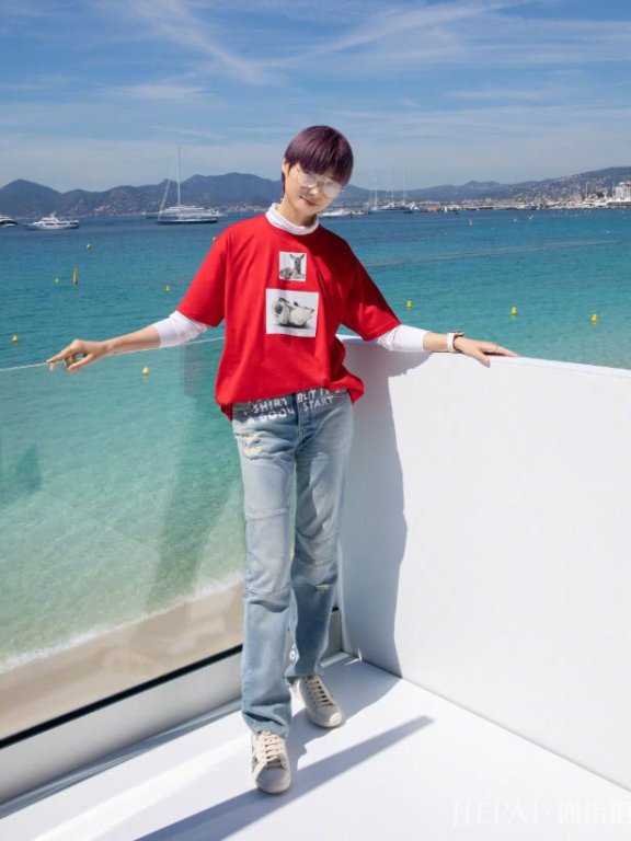 李宇春五分健美裤外穿只为秀腿，粉丝却喊话快穿上