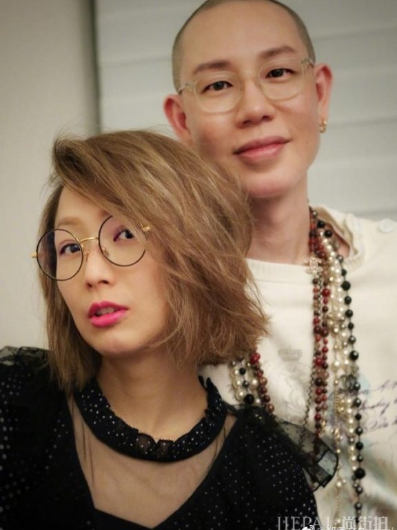 郑秀文和友人合影难掩笑意 红唇配短发气场十足