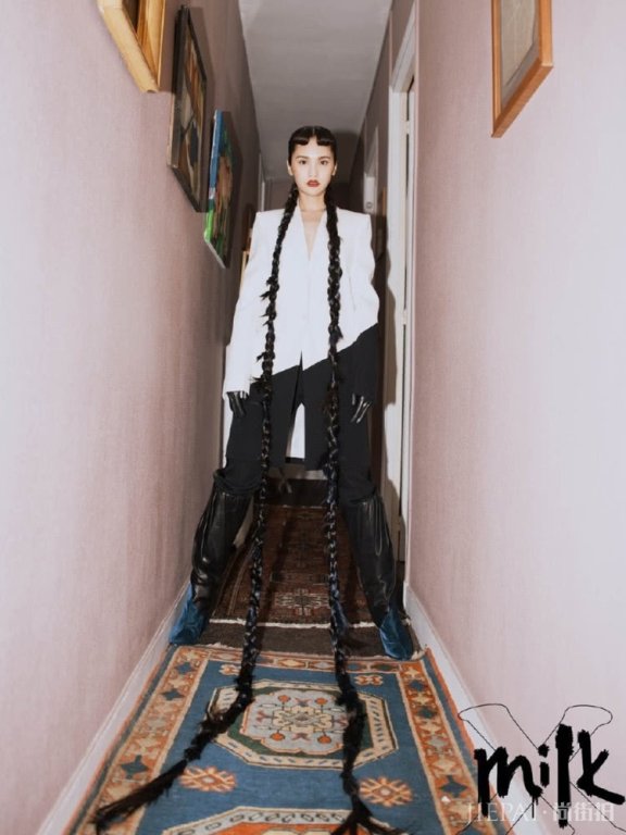 杨丞琳挑战超长麻花辫，161cm也有强气场