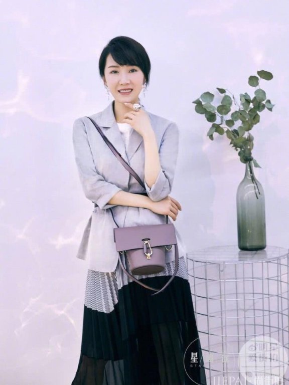 李念拍写真造型多变，34岁辣妈时尚感爆棚