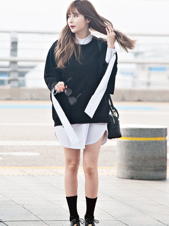 金泫雅机场造型气场全开,穿长款衬衫配高跟鞋秀长腿美出新高度