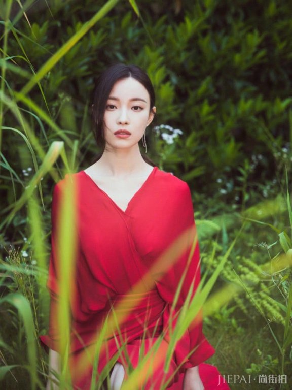迪丽热巴和倪妮同穿红色网纱裙,一对比就知道气质和身材那个更重要