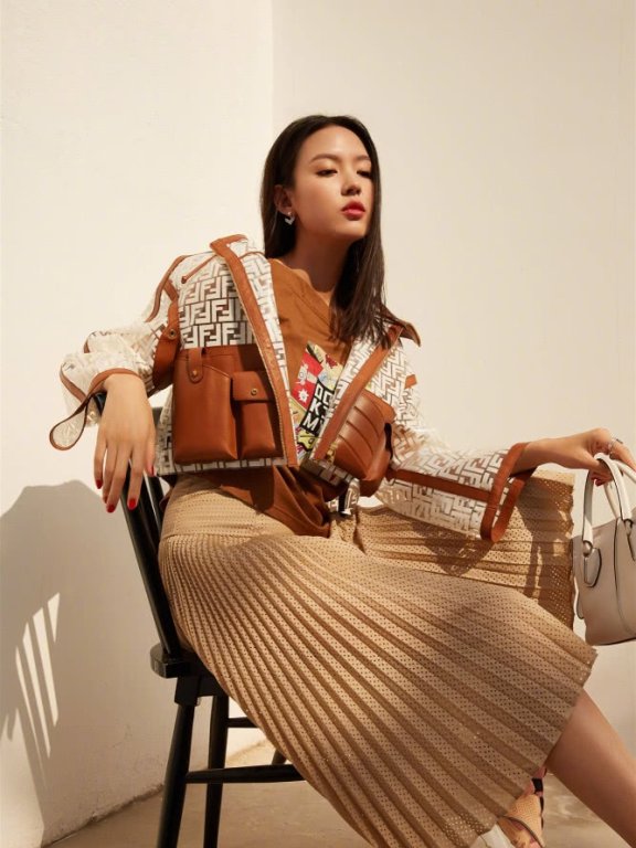 张梓琳穿斜肩不规则裙美的大气,美腿太好看了