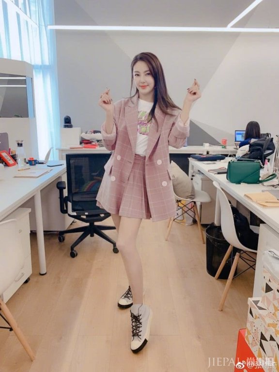 张雨绮粉色西装搭配,充满少女感还减龄