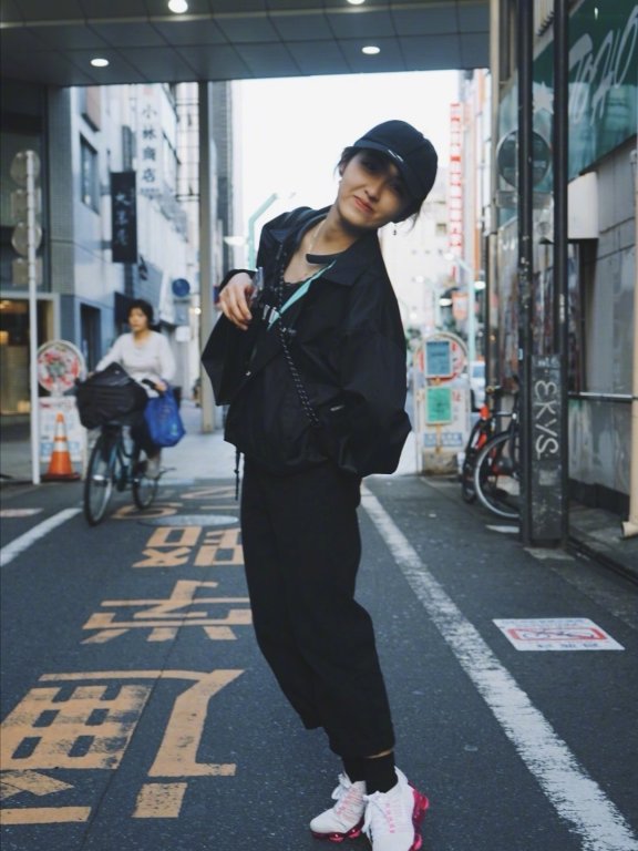 张子枫黑色简约穿搭太好看，变瘦了气质立马尽显