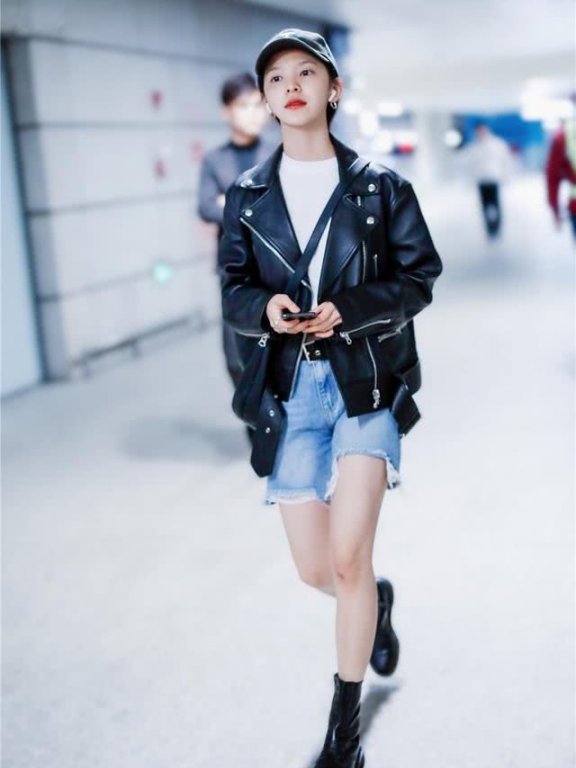 章若楠机场街拍高调“秀”衣品，国民初恋真仙