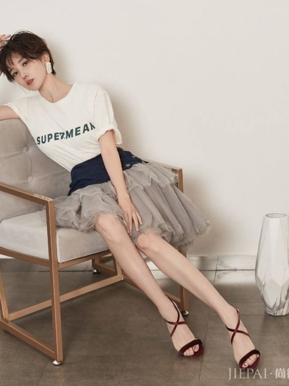 陈小纭身材太好了吧?坐在沙发上踮起脚尖,被“少女腿”美到