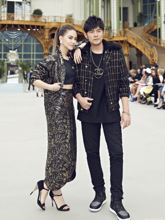 周杰伦陪昆凌看秀！昆凌穿露腰装秀身材，宠妻100分