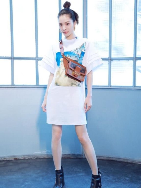 钟楚曦穿镂空上衣配“泡面”发型,太惊艳了